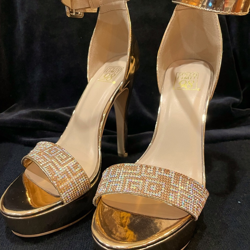 NWT Speed Limit 98 Gold Strappy Heels 7 1/2